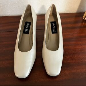 Vaneli Vintage Beige Leather Pumps. 2.5 Inch Stacked Heels. Size 6.5 Narrow